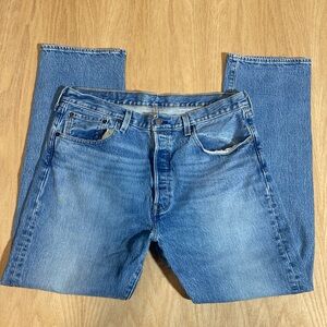 Levi Jeans 501 Medium Wash Button Fly Perfect
Fade 34x29
